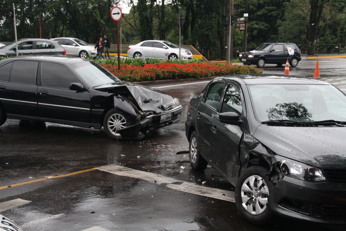 acidente-rotula-das-bandeiras-gramado