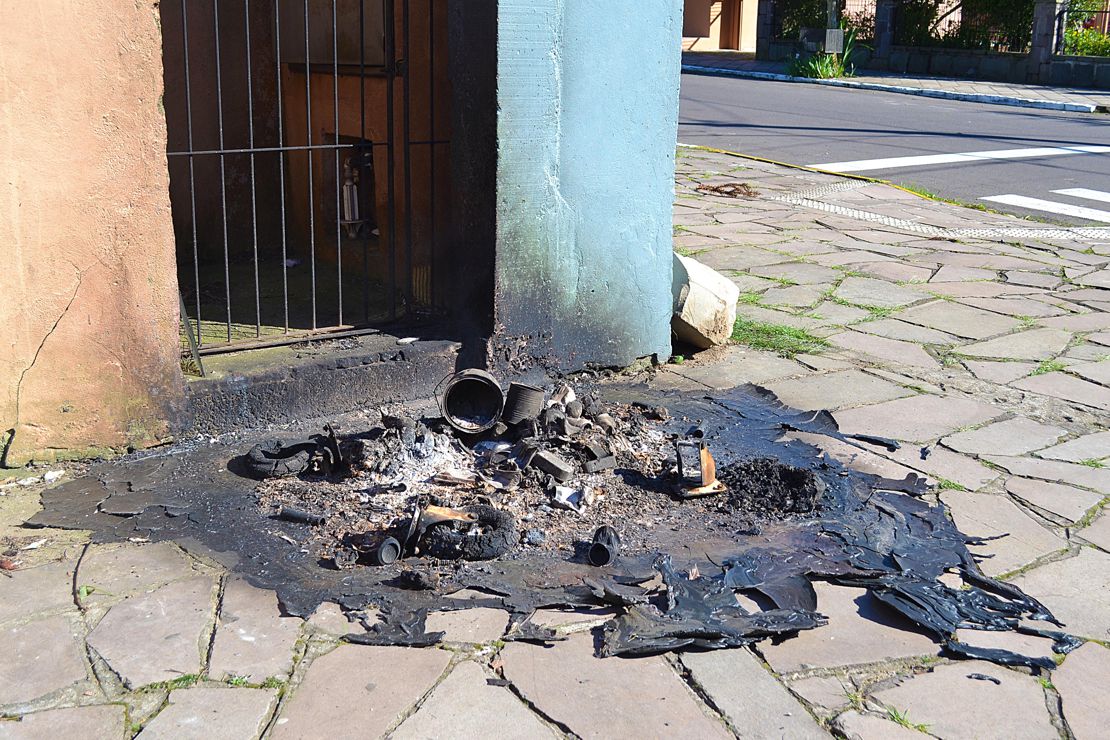 Conteiner queimado em Gramado