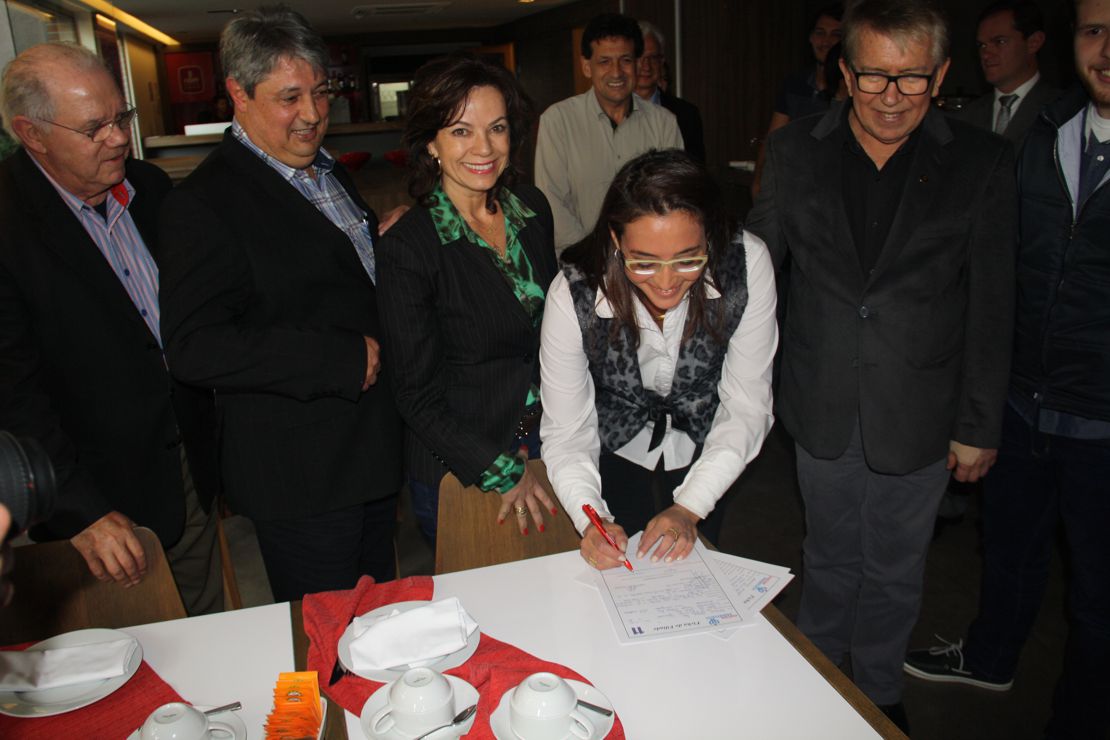 Mariana assinando no PP