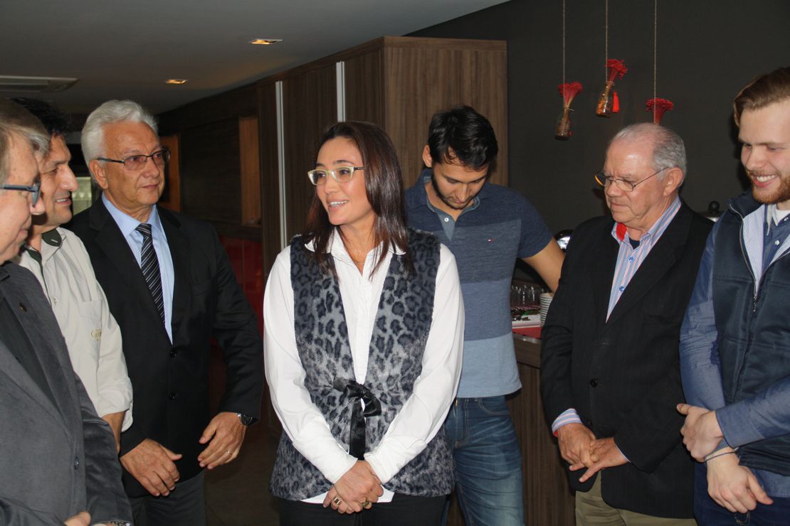 Mariana com Pedro Reis assinando no PP