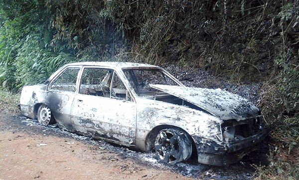 Carro carbonizado