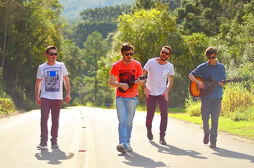 a-maquina-e-o-homem-banda-de-gramado