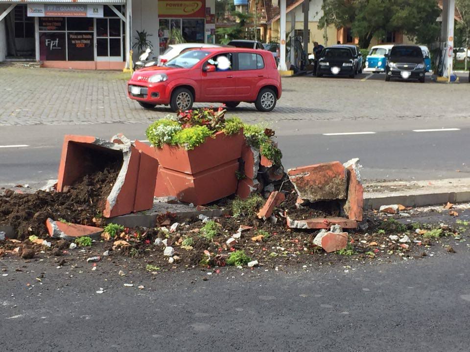acidente-av-das-hortensias-vasos-quebrados