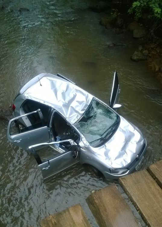 carro-cai-na-ponte-linha-moreira