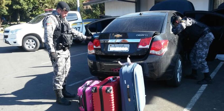 poe-prende-casal-com-carro-clonado-em-gramado