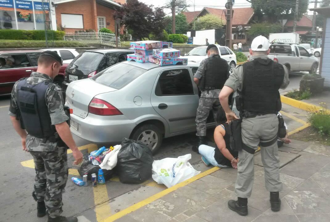 brigada-prende-mulheres-furtando-em-gramado