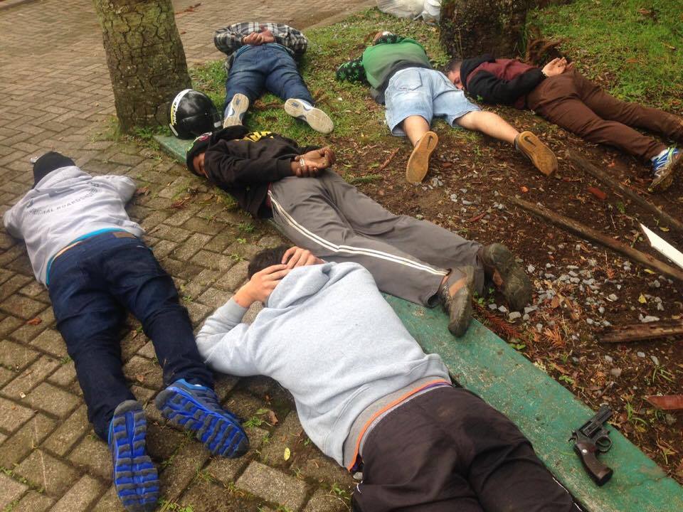 policia-civil-prende-cinco-em-canela