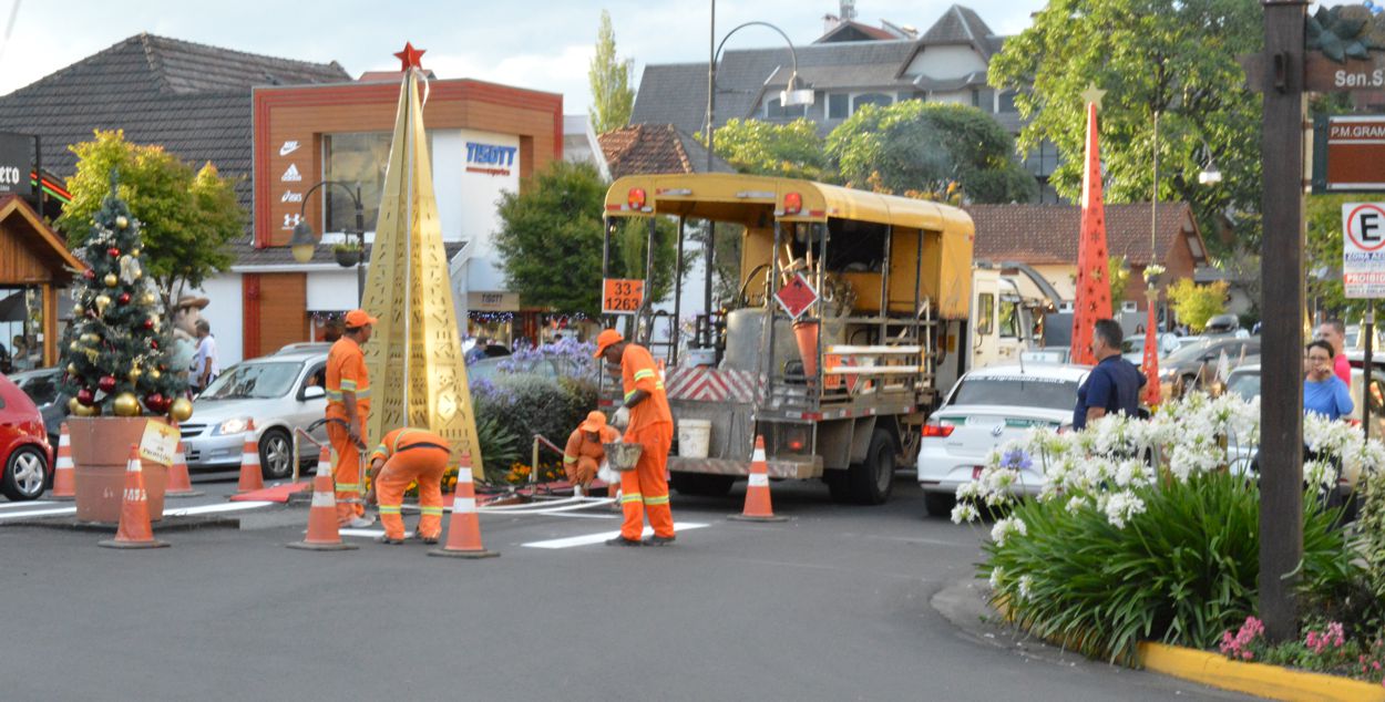 pintura-faixas-de-seguranca-em-gramado