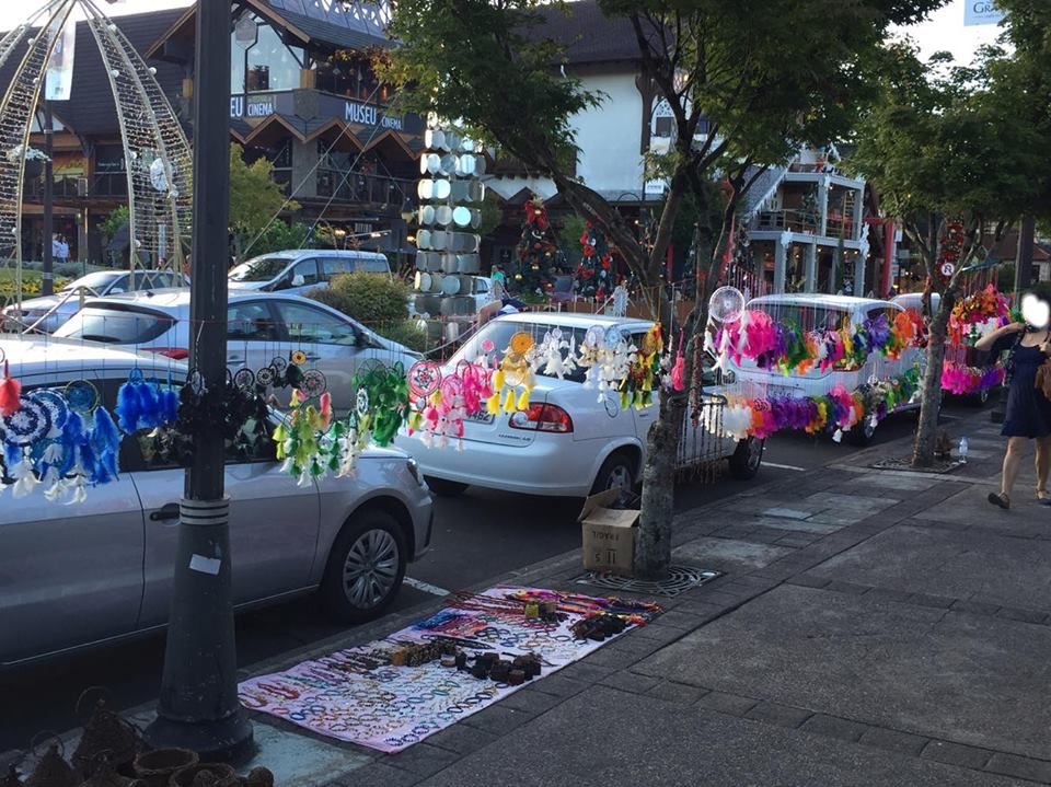 indios-na-praca-de-gramado