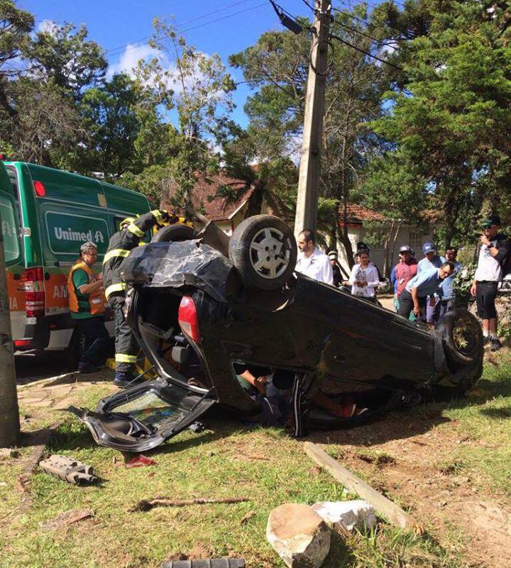 acidente-carro-capota-na-rodovia-gramado-canela