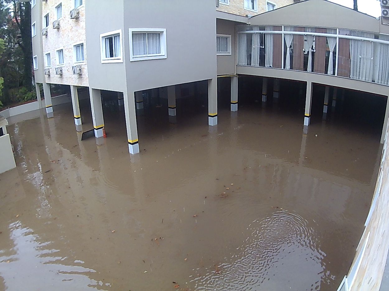 agua-invade-hotel-encantos