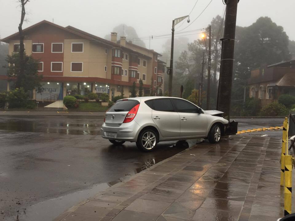 carro-colide-contra-poste-em-gramado