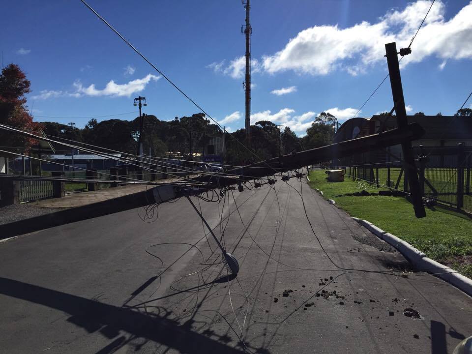 Foto Rua Venerável postes caídos