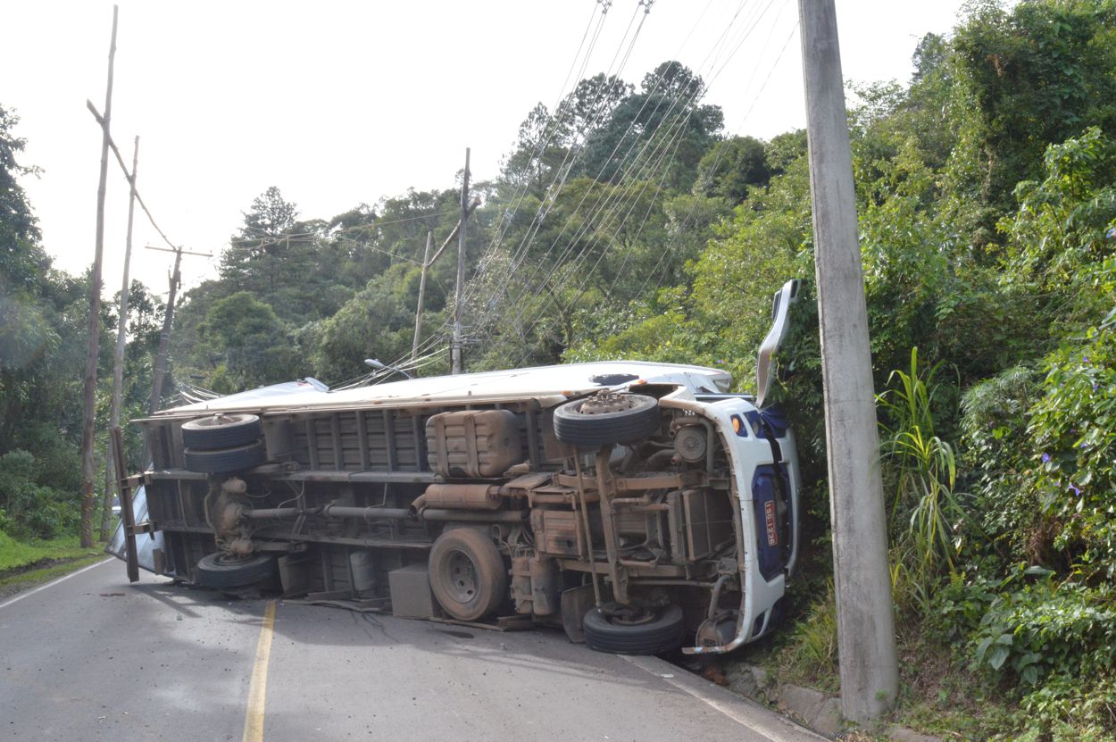acidente-rua-miguel-tissot-gramado