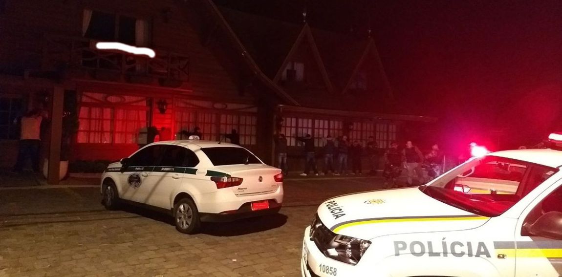 brigada-militar-aborda-taxistas-em-gramado