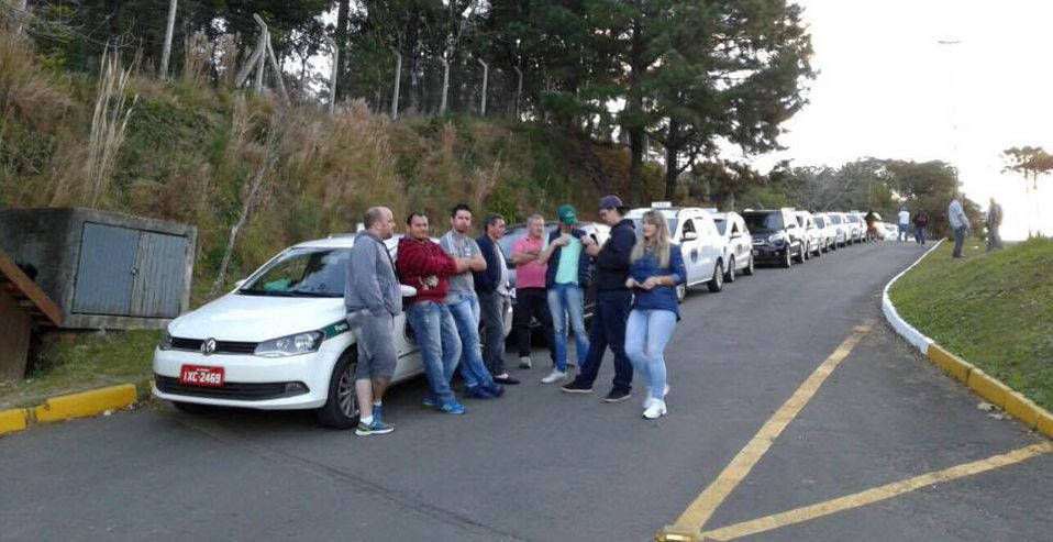 taxistas-protesto-em-gramado
