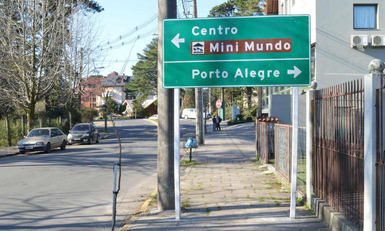 placa-no-meio-da-calcada-em-gramado