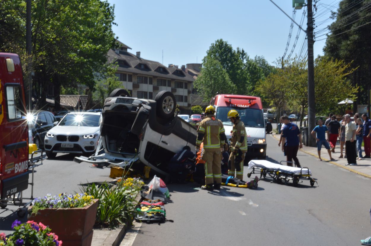 acidente-capotamento-avenida-das hortensias