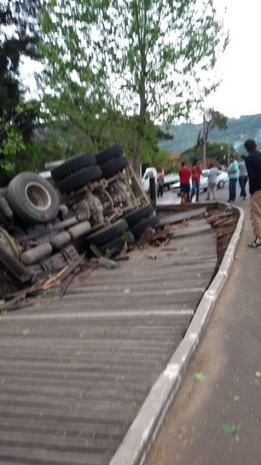 caminhao-tomba-na-varzea-grande