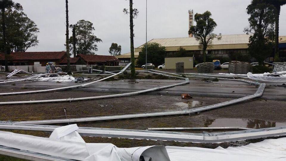 vento-forte-desaba-estrutura-expogramado