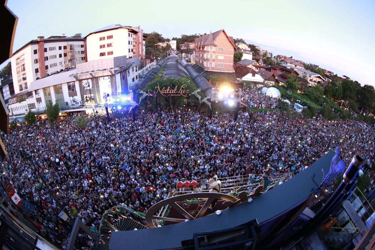 show-de-acendimento-mulltidao