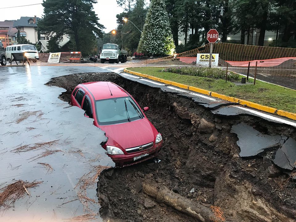 acidente-em-gramado-carro-no-buraco