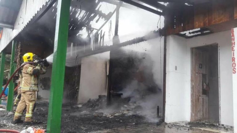 incendio-tenda-caraha-rs-235