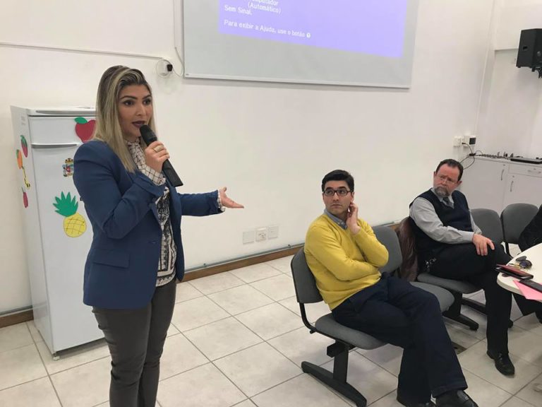 manu-caliari-reuniao-conselho-de-saude