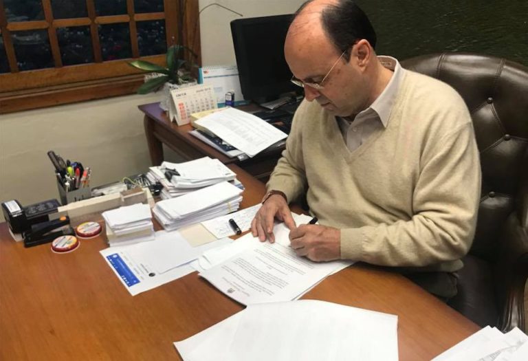 prefeito-fedoca-assina-lei-transporte-por-aplicativos