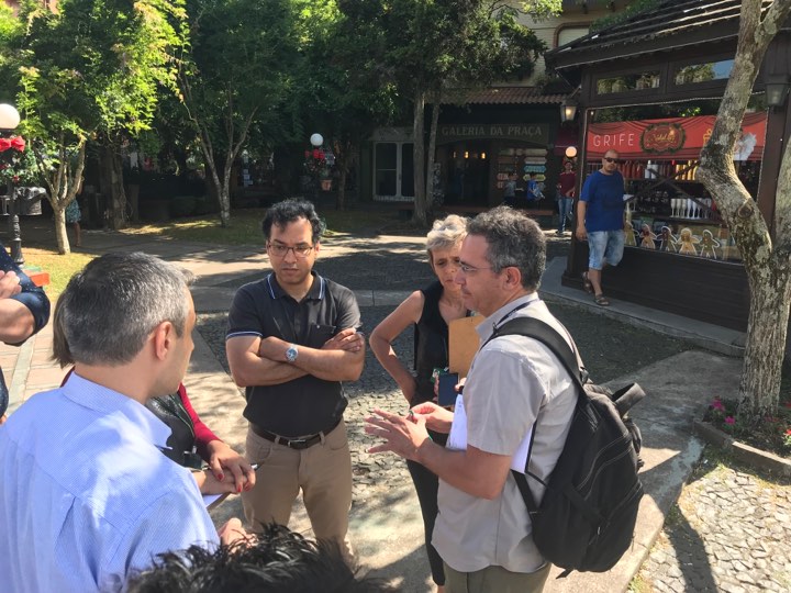 indios-no-centro-de-gramado