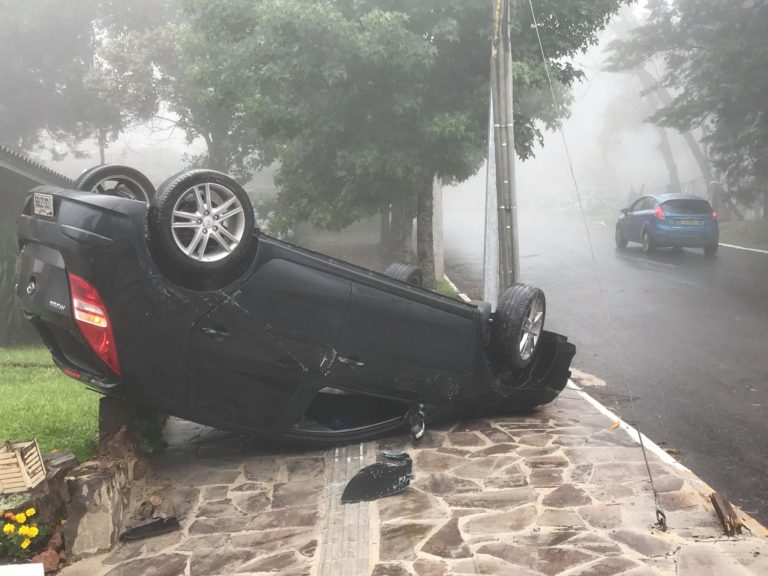 carro-capotado-cemiterio