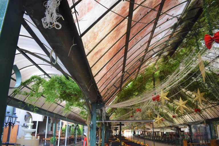 rua-coberta-de-gramado