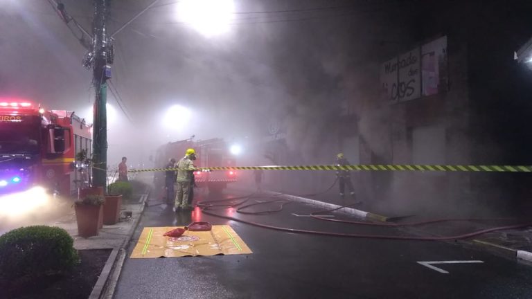incendio-mercado-dos-plasticos-canela