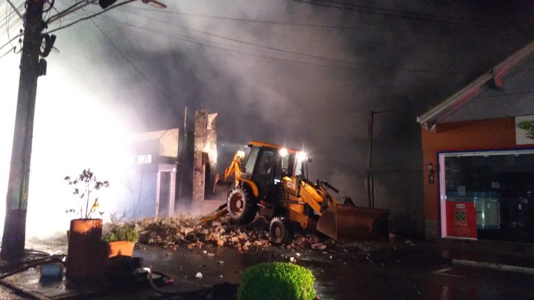 incendio-mercado-dos-plasticos-canela-retroescavadeira