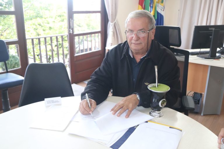 prefeito-de-canela-assina-decreto-hospital