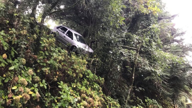 veiculo-despenca-lago-negro
