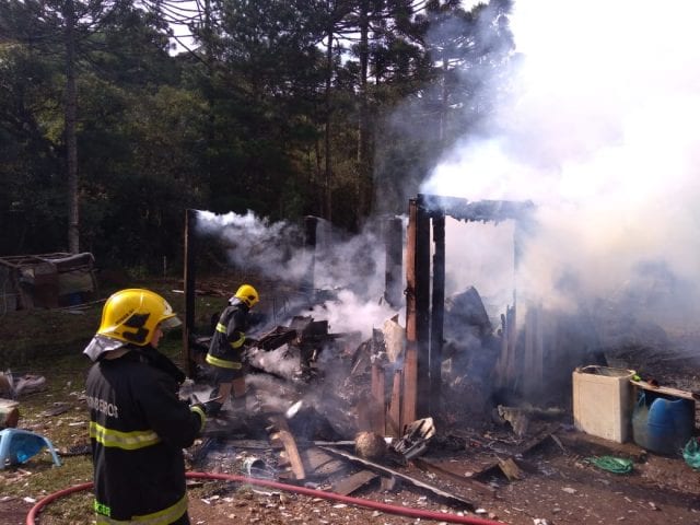 incendio-em-area-invadida-em-canela