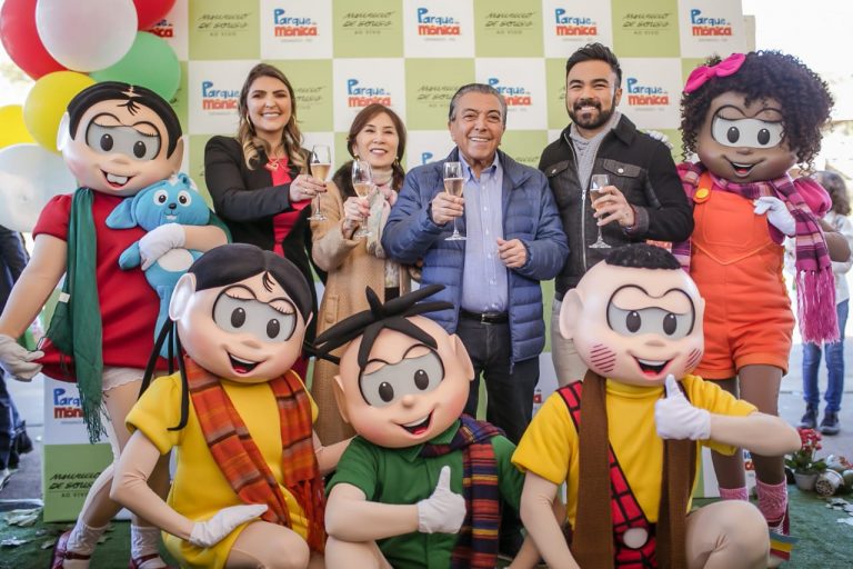 Manu da Costa, Alice Takeda, Mauricio de Sousa e Mauro Sousa com a Turma da Mônica