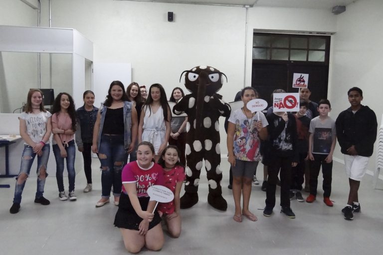 Alunos com o mascote_17