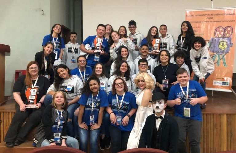 Aunos recebendo prêmeio em Santa Maria