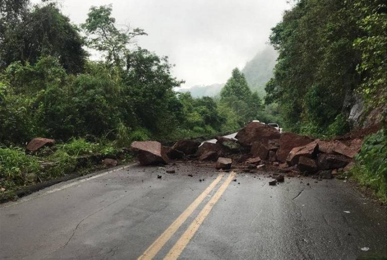 desmoronamento-de-terra-bloqueia-br-116