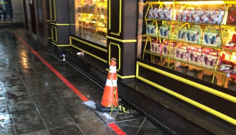 obra-esgoto-galeria-centro