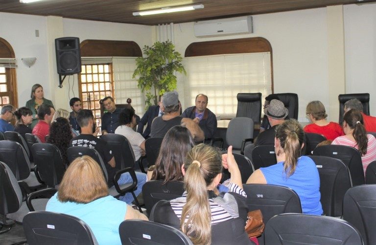 1- Prefeito e promotor de Justiça com moradores no auditório_arquivo_Carlos Borges