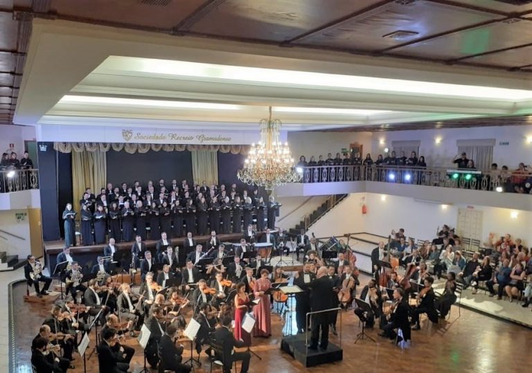 Sinfônica de Gramado, da UCS e coro da Ospa encantam público presente na Recreio_Roque Tomazeli (2)