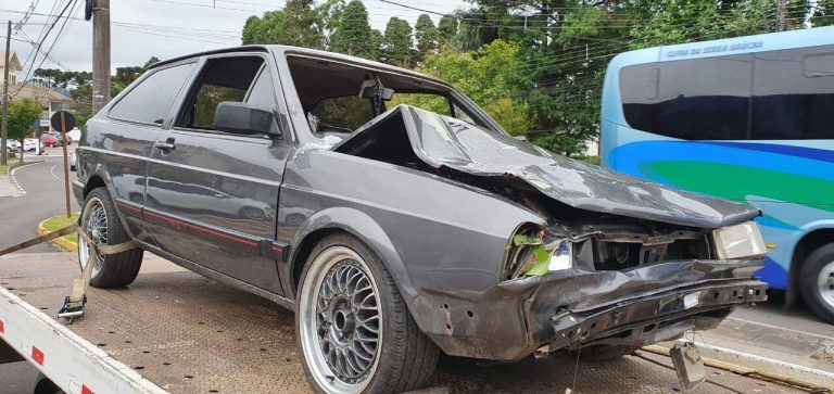 gol-atropela-jovens-em-gramado