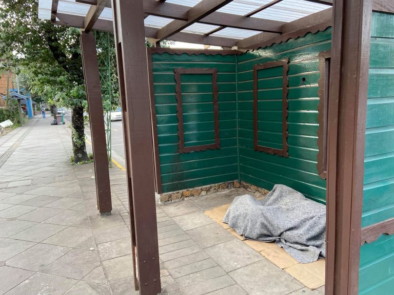 andarilho-dormindo-gramado