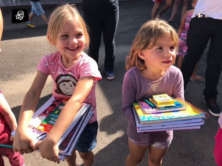 Cara de Mau entrega de material escolar