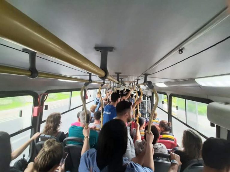 onibus-cheio-em-gramado