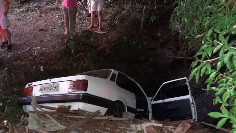 carro-cai-em-ribanceira-em-gramado