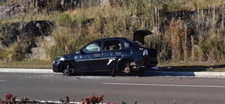 carro-encontrado-destruido-em-gramado